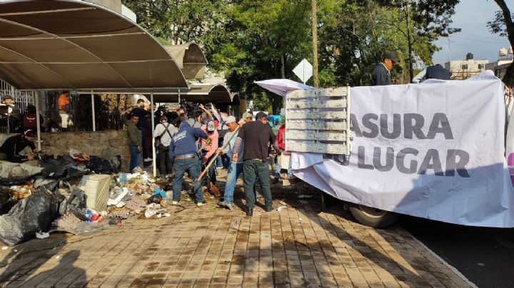 Alcalde de Tlajomulco advierte a Caabsa con cancelar concesión, tira basura en sus oficinas