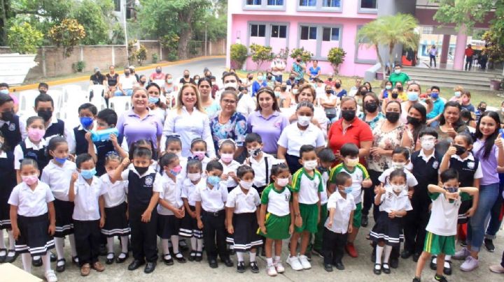 Entrega DIF desayunos calientes a estudiantes de Tihuatlán; son 3,400 los beneficiados