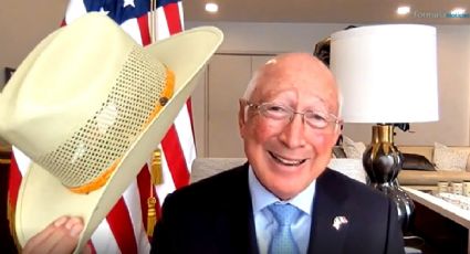 ¿Por qué el embajador Ken Salazar siempre usa sombreros y cuántos tiene?