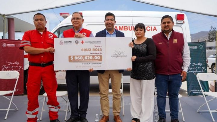 Entrega Armando Ayala donativo de 860 mil pesos a Cruz Roja Ensenada