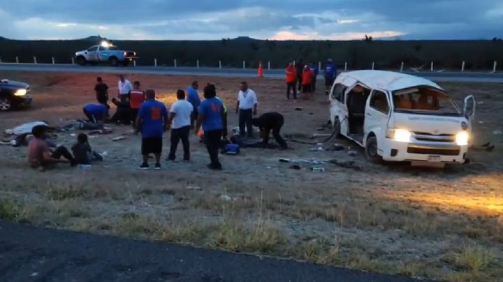 Migrantes pierden la vida tras volcadura en Cadereyta, Jiménez NL