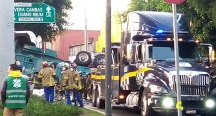 Tráiler con cebollas cae de puente vehicular en Zaragoza; hay un herido