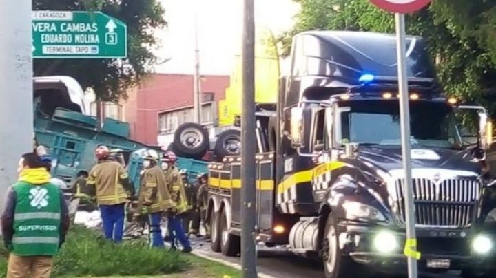 Tráiler con cebollas cae de puente vehicular en Zaragoza; hay un herido