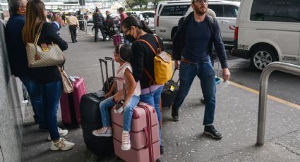 Pesadilla en el AICM: Pareja colombiana venía a un baby shower, los retienen y los deportan