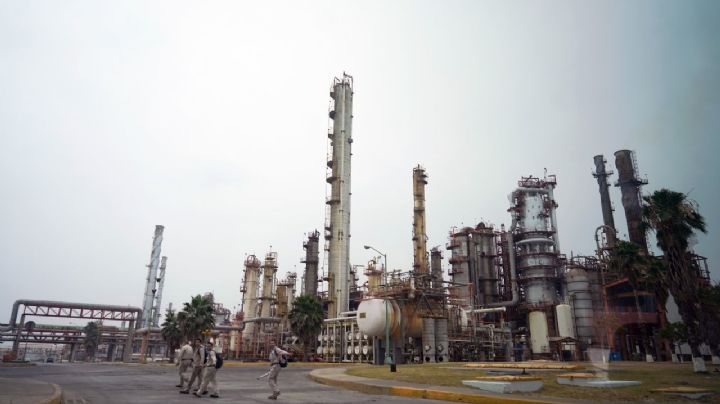 Se registra incendio en refinería de Pemex en Cadereyta