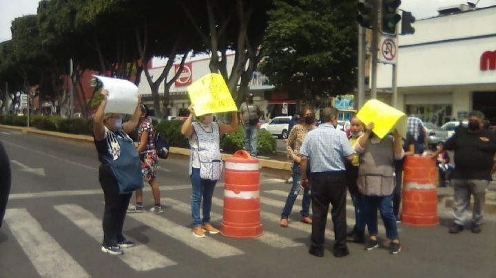 Locatarios del Mercado Escobedo bloquean avenida Zaragoza