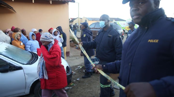 Tragedia en Sudáfrica: hallan al menos 17 cadáveres en bar