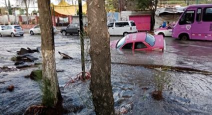 (VIDEO) Cae taxi en socavón por megafuga de agua en Iztapalapa; arreglo tardará ¡60 horas!