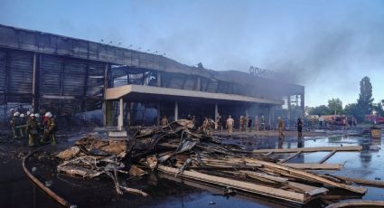 Misil ruso destruye centro comercial de Ucrania; deja al menos 10 muertos