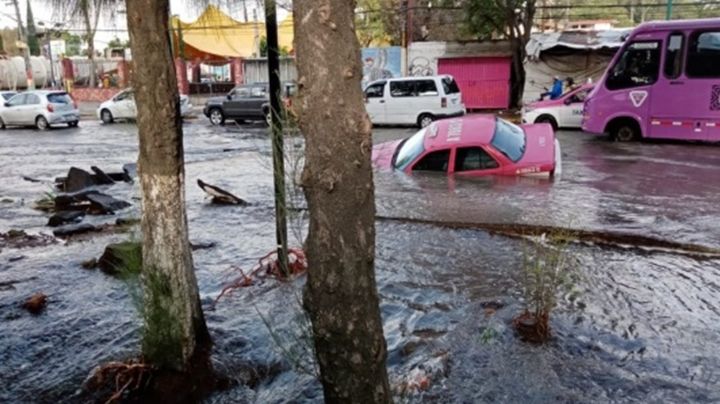 (VIDEO) Cae taxi en socavón por megafuga de agua en Iztapalapa; arreglo tardará ¡60 horas!