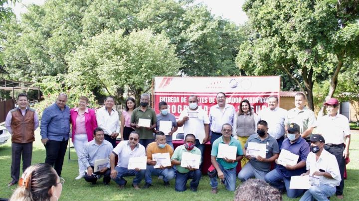 Víctor Mercado entrega gafetes a operadores certificados en Tetecala