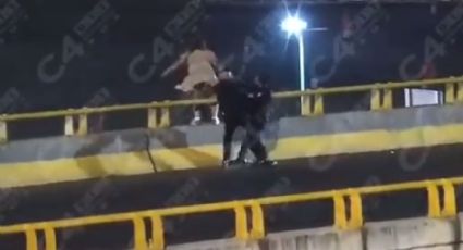 ¡Evitan suicidio de una joven! Policías de León previenen intento tirarse de Puente