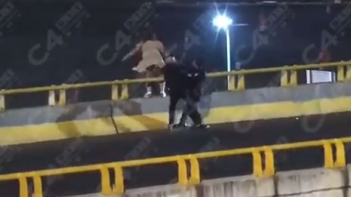 ¡Evitan suicidio de una joven! Policías de León previenen intento tirarse de Puente