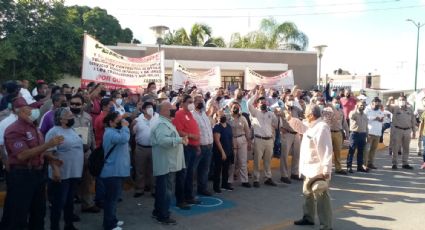 ¡No nos atienden!  Se unen más trabajadores a la manifestación en el Hospital Regional de Pemex