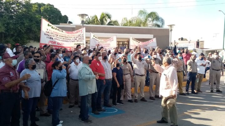 ¡No nos atienden!  Se unen más trabajadores a la manifestación en el Hospital Regional de Pemex