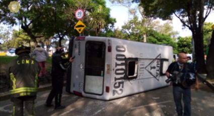 Vuelca microbús en Río Churubusco; hay 11 lesionados