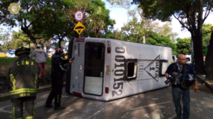 Vuelca microbús en Río Churubusco; hay 11 lesionados