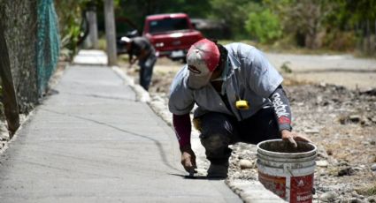 Rehabilitan más caminos en comunidades de Tihuatlán