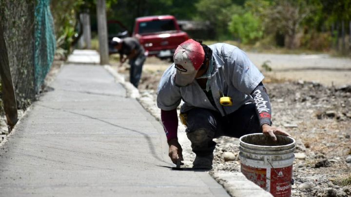 Rehabilitan más caminos en comunidades de Tihuatlán