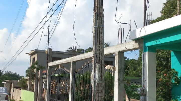 ¡NO nos hacen caso! Habitantes de Altamira piden ayuda ante un poste de luz “desboronado”