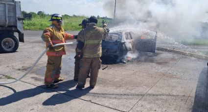 Que vengan los bomberos, arde camioneta en el estacionamiento de una gasolinera