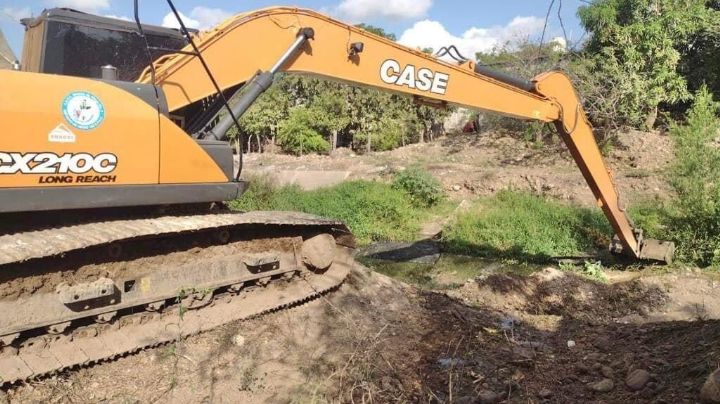 Avanza desazolve de canales y drenes por las lluvias en Elota 