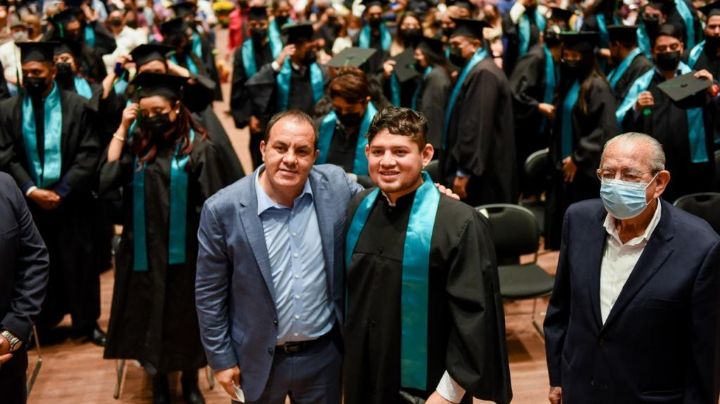 Cuauhtémoc Blanco y Katya Echazarreta asisten a la  Ceremonia de Graduación de la UTSEM