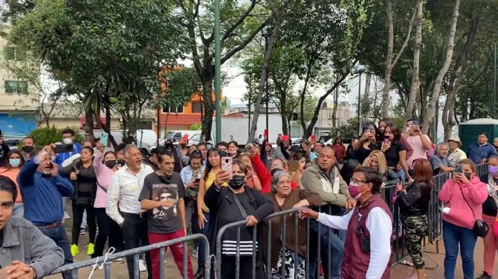 Encapsulan a John Ackerman durante elecciones internas de Morena en Coyoacán