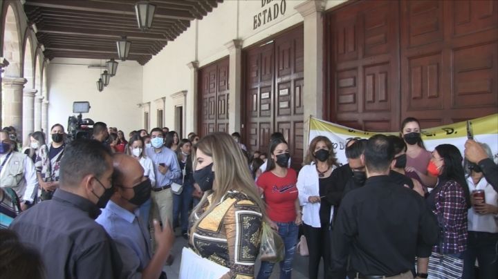 Por falta de pago de algunos compromisos trabajadores del estado toman oficinas estatales