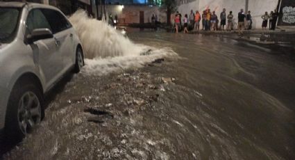 ¡Megafuga de agua en Monterrey! Tubería explota y daña casas y un auto