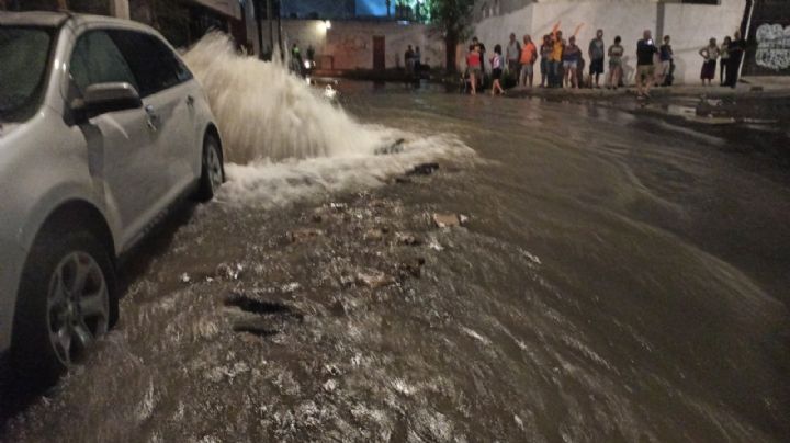 ¡Megafuga de agua en Monterrey! Tubería explota y daña casas y un auto