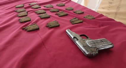 Ciudadano entrega una granada de calibre 20 mm en el canje de Armas 2022