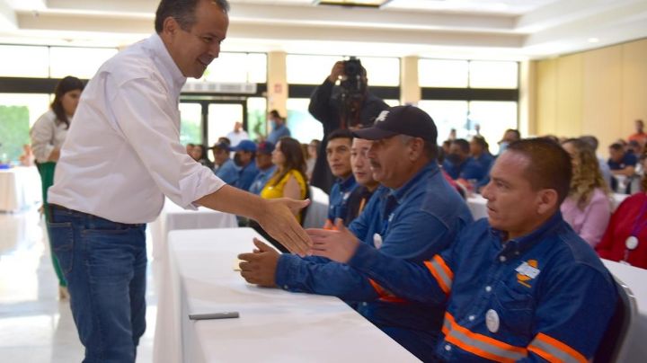 Dialoga Antonio Astiazarán con personal de Agua de Hermosillo