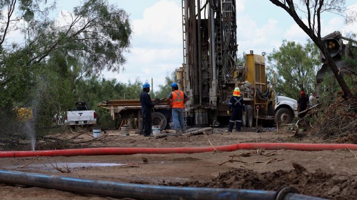 Mineros atrapados en Coahuila: Retiran escombro, pero siguen sin acceder a la mina