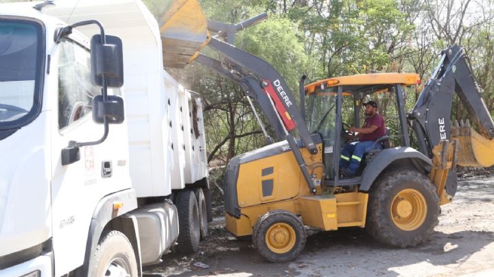 Continúan trabajos de limpieza y bacheo en Escobedo NL