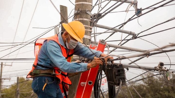 Retiran "telarañas" de cableado en desuso en Escobedo NL