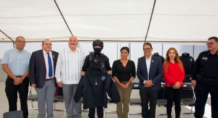 Montserrat Caballero entrega uniformes a policías municipales