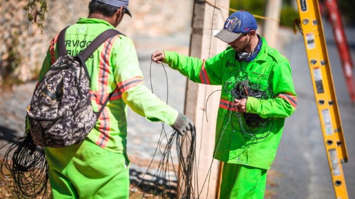 Eliminan contaminación visual con retiro de cableado en Santiago NL