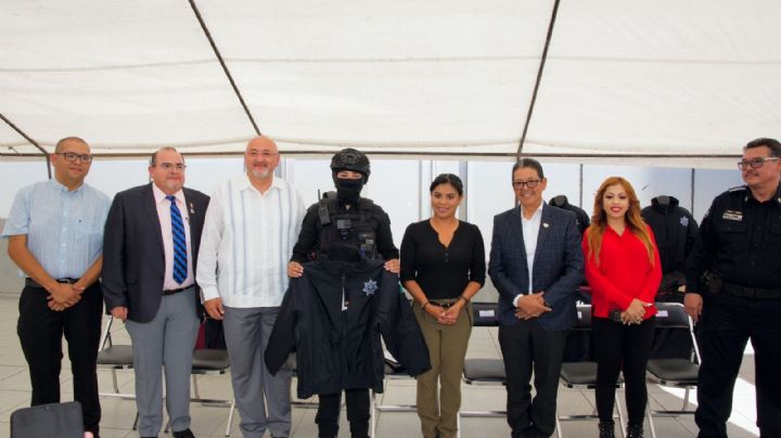 Montserrat Caballero entrega uniformes a policías municipales