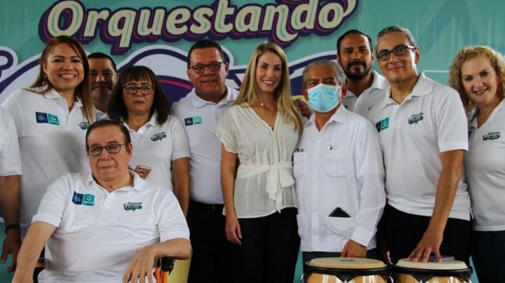 Alcaldesa de Veracruz, entrega instrumentos musicales del programa “Orquestando Cumbias"