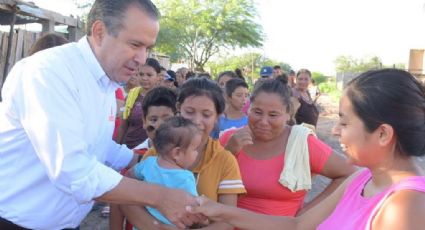 En zona afectada por lluvias del poblado Miguel Alemán dispone Toño Astiazarán ayuda a residentes