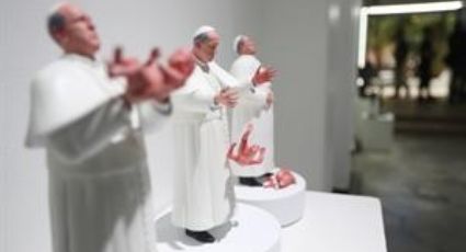 Una escultura del papa Francisco tirando a un bebé causa polémica en la Ciudad de México