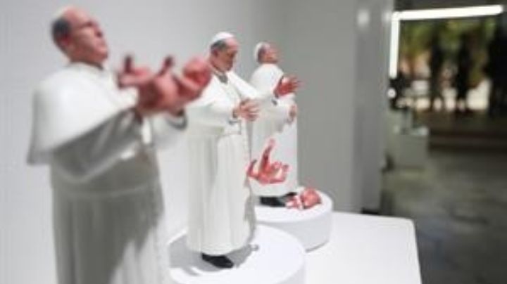 Una escultura del papa Francisco tirando a un bebé causa polémica en la Ciudad de México