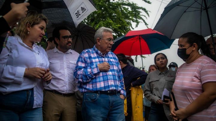 Llevan apoyos a familias afectadas por las lluvias en la colonia "Los Mezcales" en Culiacán.