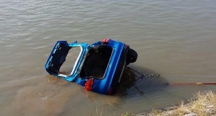 Auto compacto termina en el fondo del rio Jamapa, se desconoce al propietario