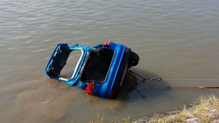 Auto compacto termina en el fondo del rio Jamapa, se desconoce al propietario