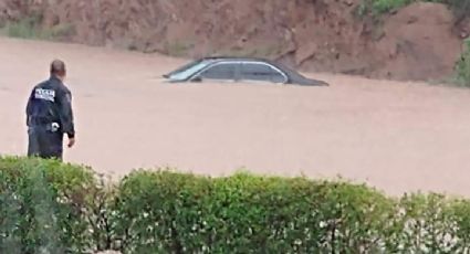 (VIDEO) Lluvias 'sepultan' vehículo en Nogales, Sonora