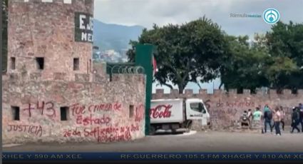 (VIDEO) 'Portazo' en cuartel en Guerrero: Lanzan camión de Coca-Cola y abren la puerta del inmueble