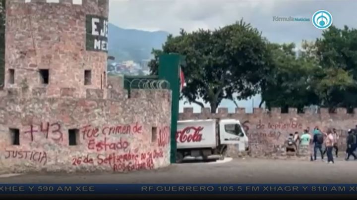 (VIDEO) 'Portazo' en cuartel en Guerrero: Lanzan camión de Coca-Cola y abren la puerta del inmueble