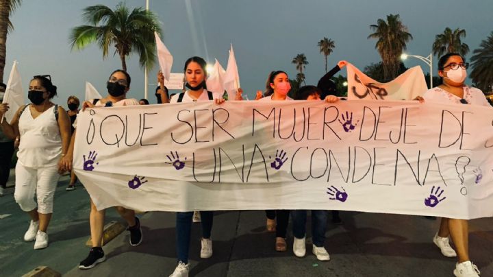 Protestan contra abuso sexual cometido a doctora en un consultorio de Farmacias Similares